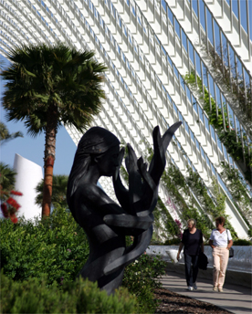 Garten vor dem Konferenzgeb�ude